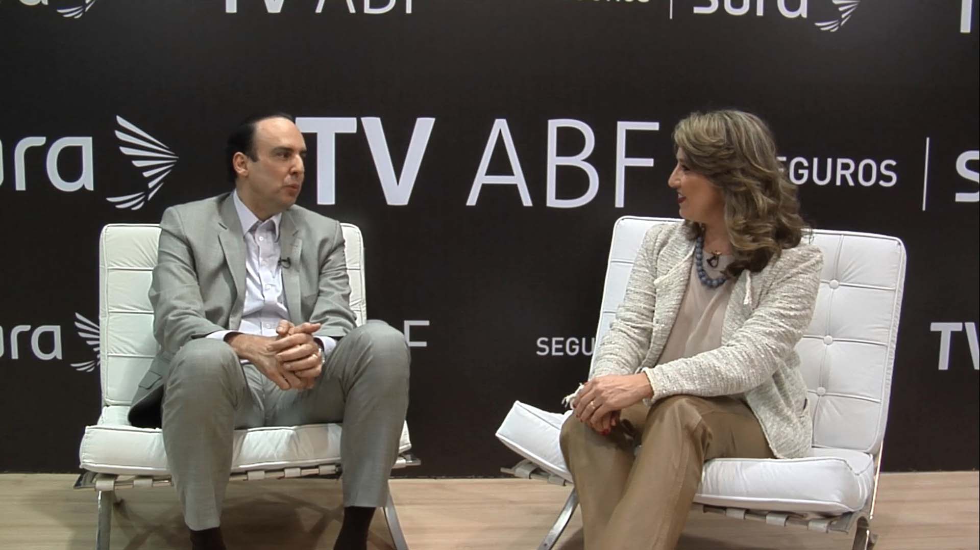 Fernando de Araújo Perrelli, Presidente do Conselho da Help, oferece crédito pelo sistema de franquias e cria diferencias para atrair clientes e novos franqueados.