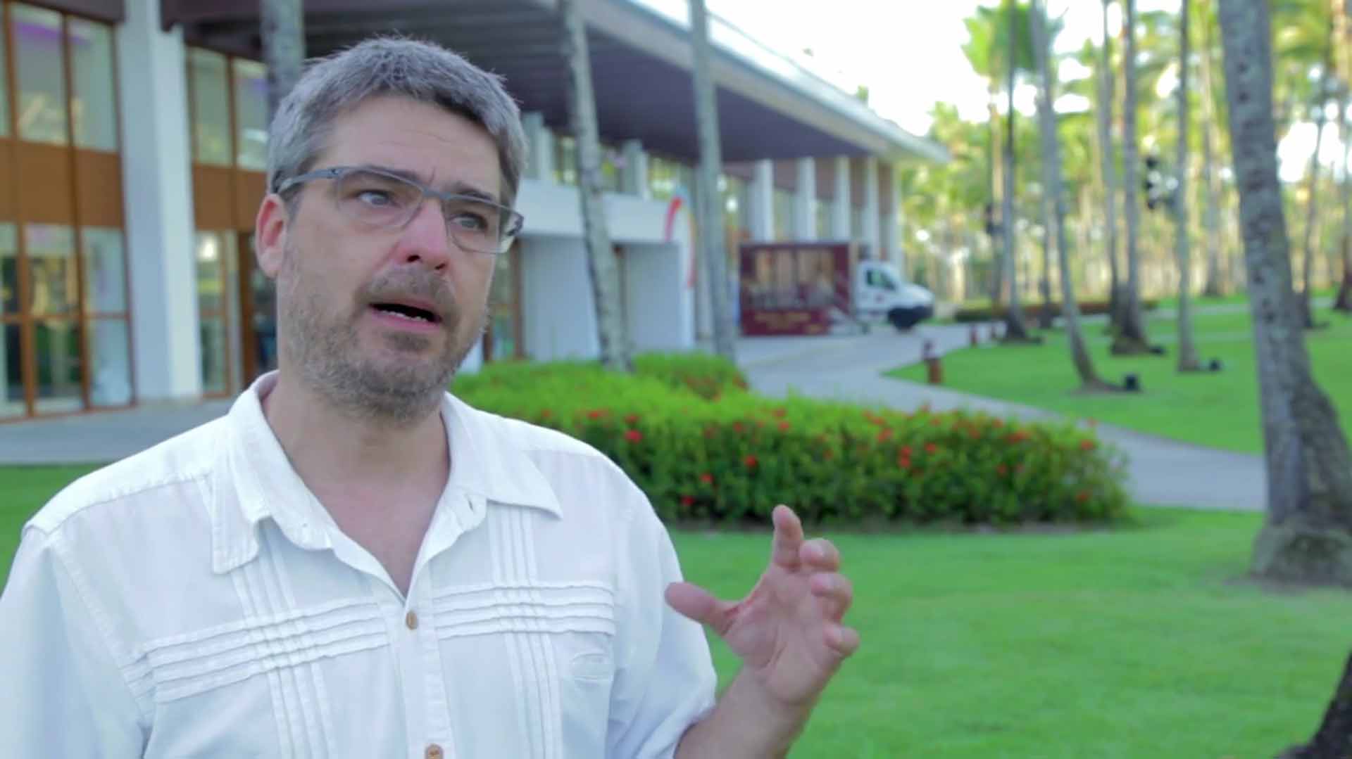Andrucha Waddington comenta a relação do mercado audiovisual com as franquias. Fala também sobre à realização da cerimônia de abertura das Olimpíadas, os processos pré estabelecidos que devem ser atendidos pelos países sede e como trabalharam para encontrar soluções para a realização da cerimônia no Brasil apesar da crise financeira.