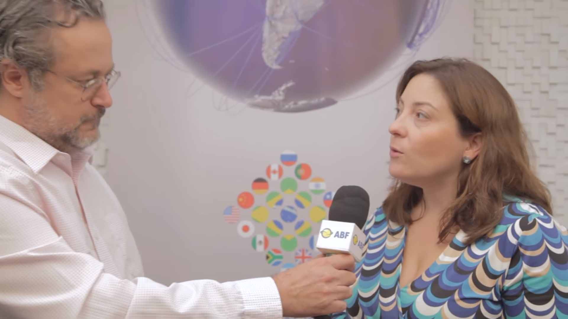 Economista do Santander, Adriana Dupita fala da condição de crescimento do Brasil após um longo período de recessão. Destaca a importância de que neste momento, as empresas cresçam focando em planejamento e através do destaque de seus diferencias.