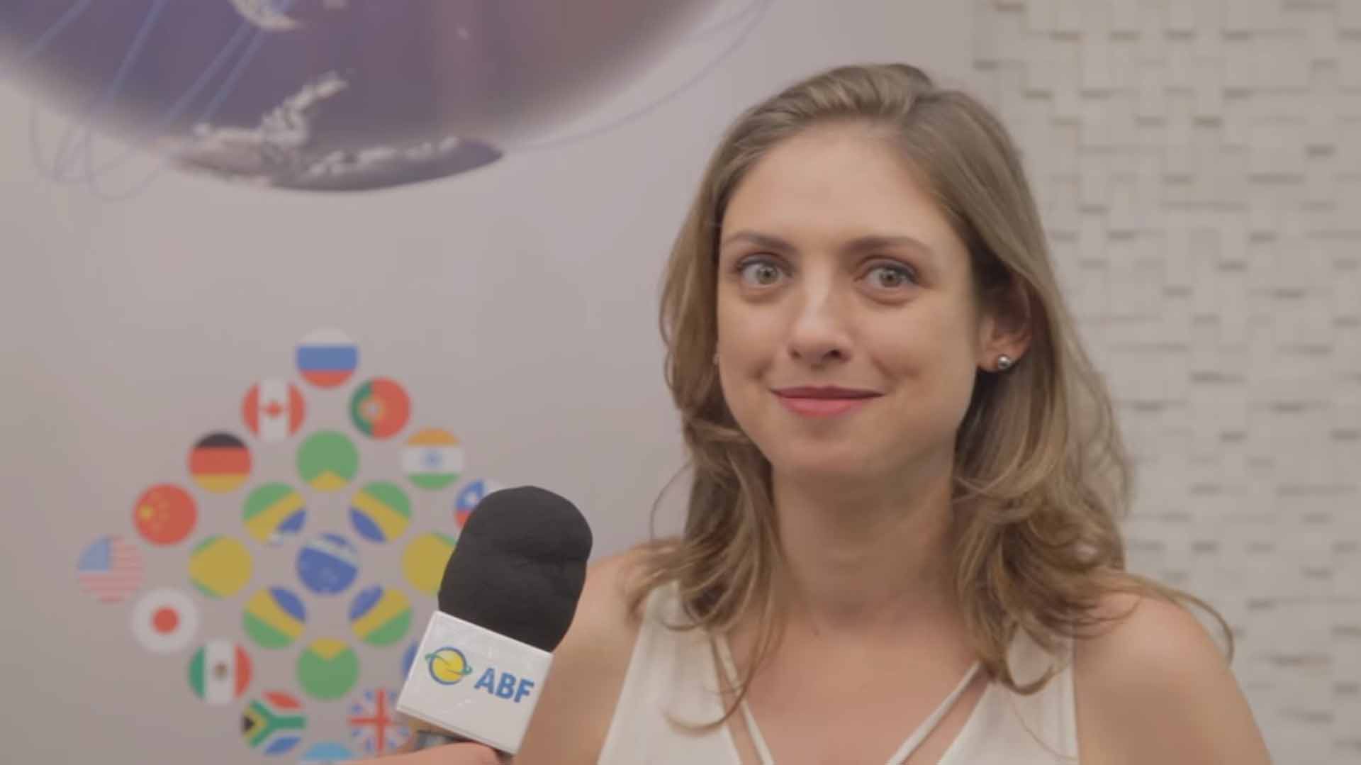 Mariana Fulfaro, co-criadora do canal do Youtube Manual do Mundo, conta como eles criam os conteúdos sobre diferentes assuntos e a linguagem adotada. Menciona também como a associação com marcas conhecidas pode ser satisfatória quando bem estabelecida.