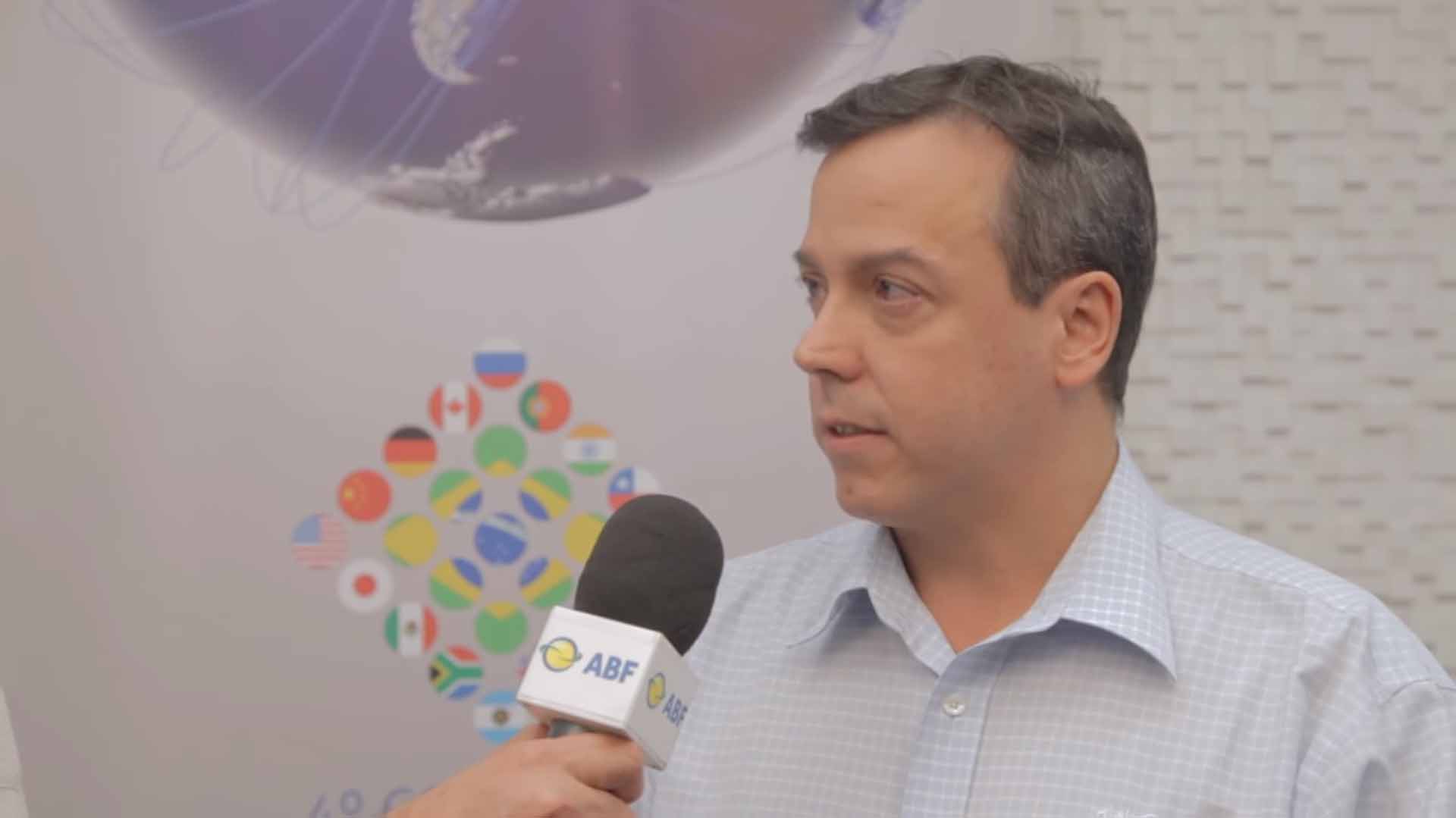 Rodrigo Abreu, da Alpha Graphics, destaca a riqueza e aplicabilidade das palestras do 4º Congresso e sugere o que seria interessante em termos de conteúdo para incentivar o investimento estrangeiro de redes no Brasil.